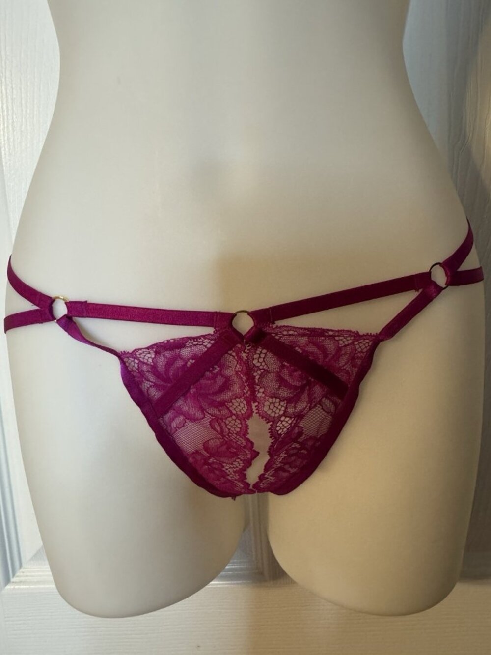 VICTORIA'S SECRET S MAGENTA OPEN BOTTOM LACE STRAPPY STRING THONG PANTIES NWT